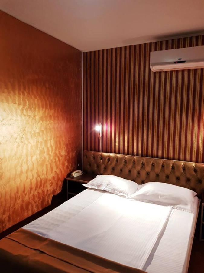 Asia Hotel Târgu Jiu Exteriör bild